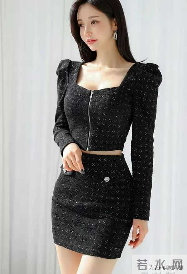 黑色细闪套裙,方领泡泡袖设计,优雅干练不失俏皮。