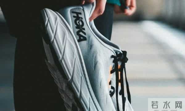 千元丑鞋HOKA，被“牛马们”买爆了