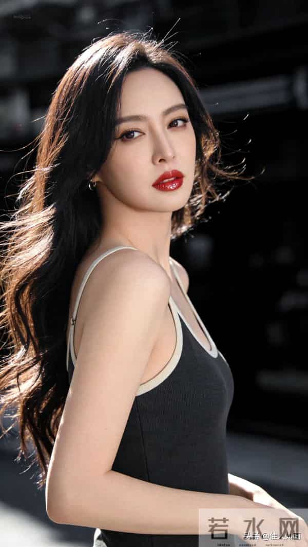 松弛随性的冷艳街拍美人