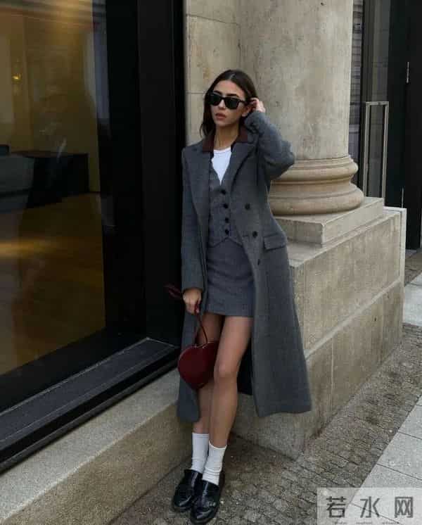 要想显贵穿“筒裙”气质优雅大方，叠穿大衣风衣又飒又高级！