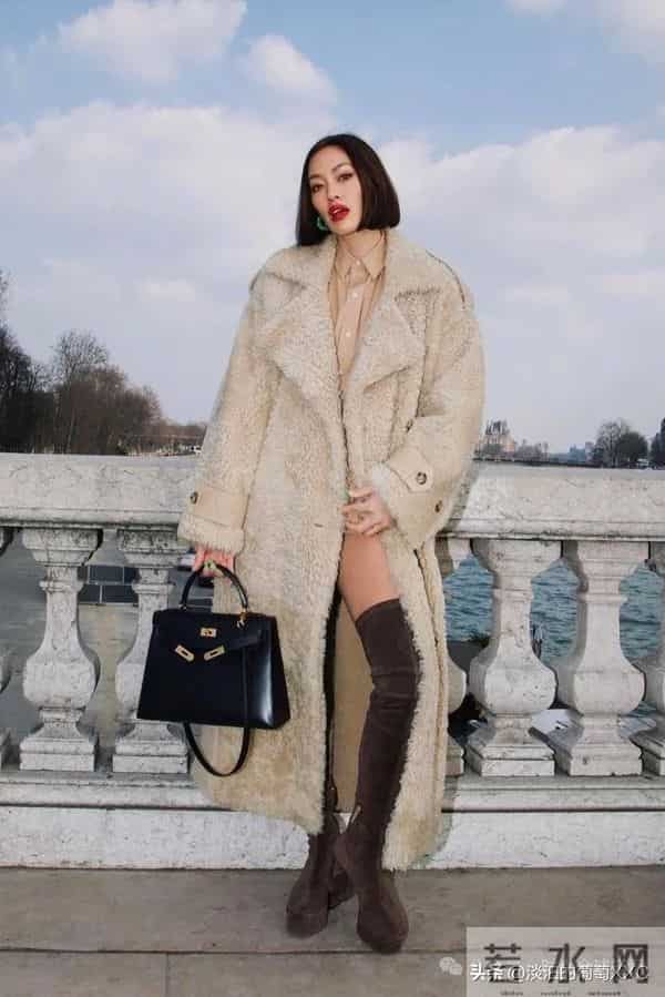 今年流行的“羊羔毛外套”太火了,这样穿时髦高级炸了!