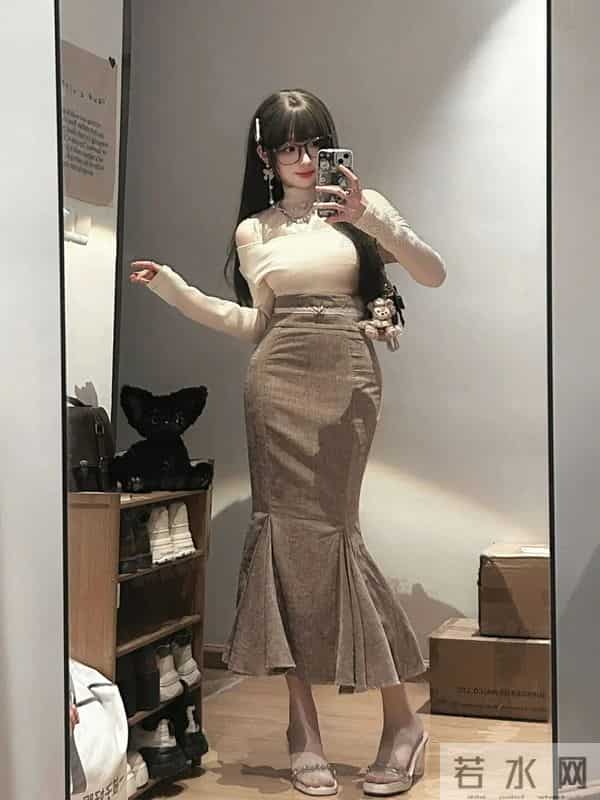 颜值穿搭，白色蕾丝上衣+鱼尾裙，优雅精致