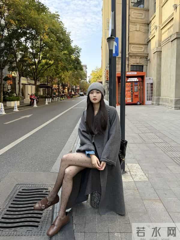 一件打底衫就可以穿出叠穿感,六个颜色给大家展示三个颜色的搭配