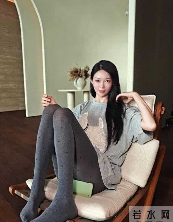 甜系混搭盐系，30岁+的成熟女人认真打扮，也能搭配出教科书效果