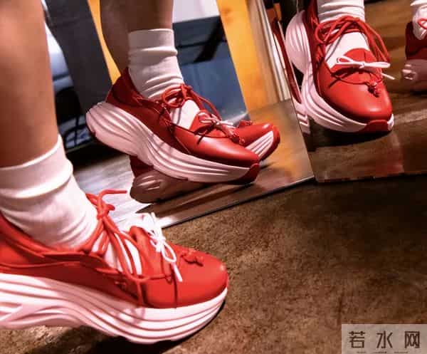 千元丑鞋HOKA，被“牛马们”买爆了