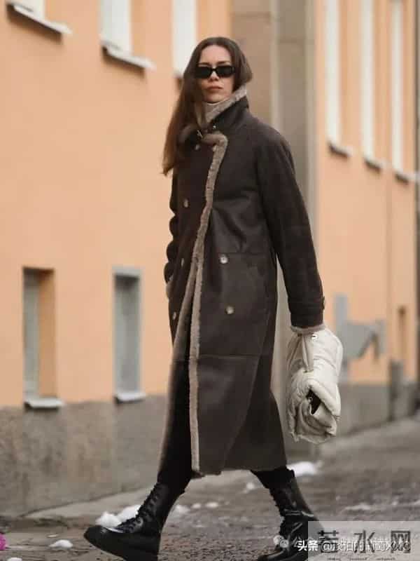 今年流行的“羊羔毛外套”太火了,这样穿时髦高级炸了!