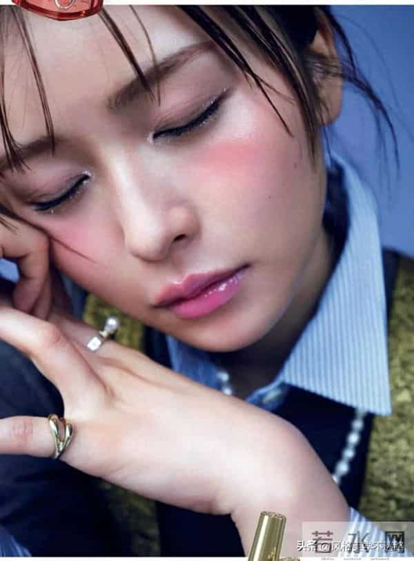 今冬最美冷感妆来了！清透冰光让脸瞬间发亮