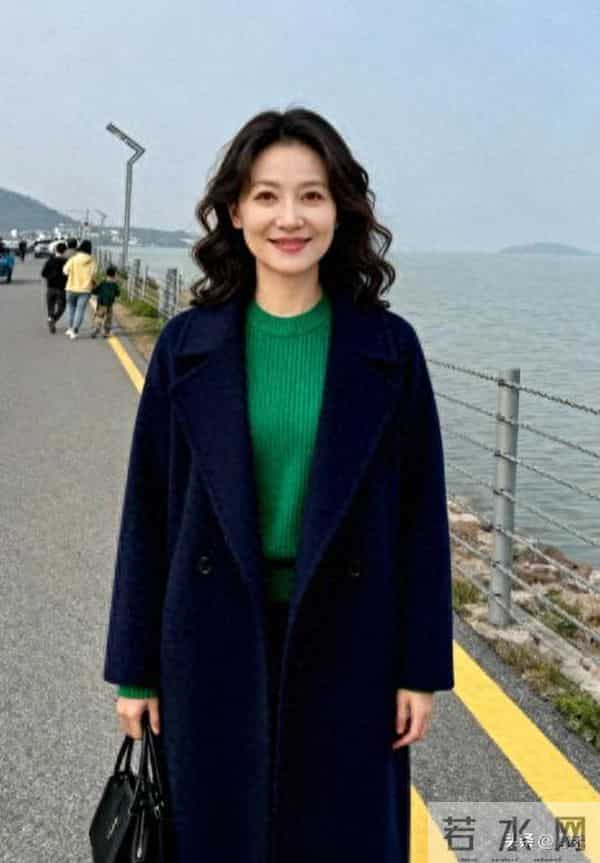 53岁活成自己喜欢的样子：揉耳增发，松弛感比年轻更重要