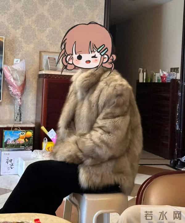 女人上了年纪,外套尽量别穿皮草、摇粒绒,换成这些会更保暖减龄