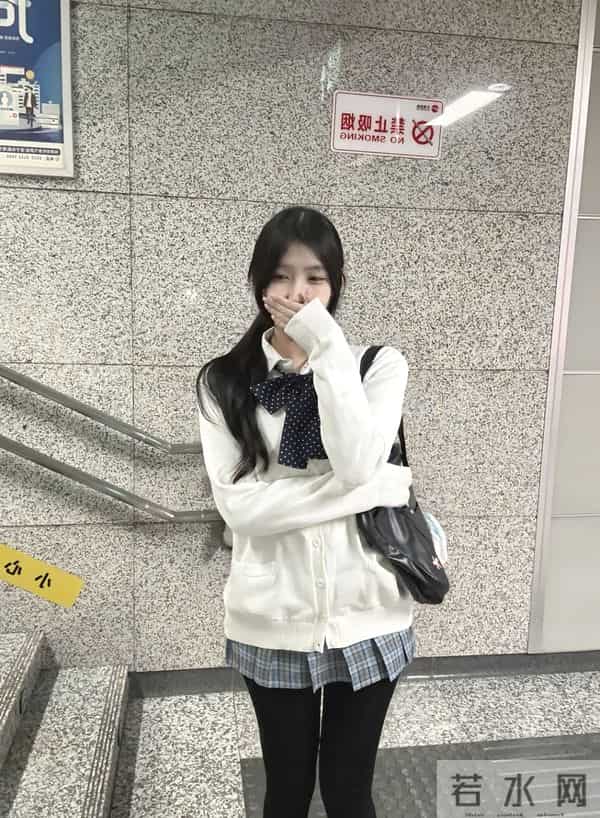 唔~地铁站+格子裙+厚黑袜，冬日穿搭新思路！