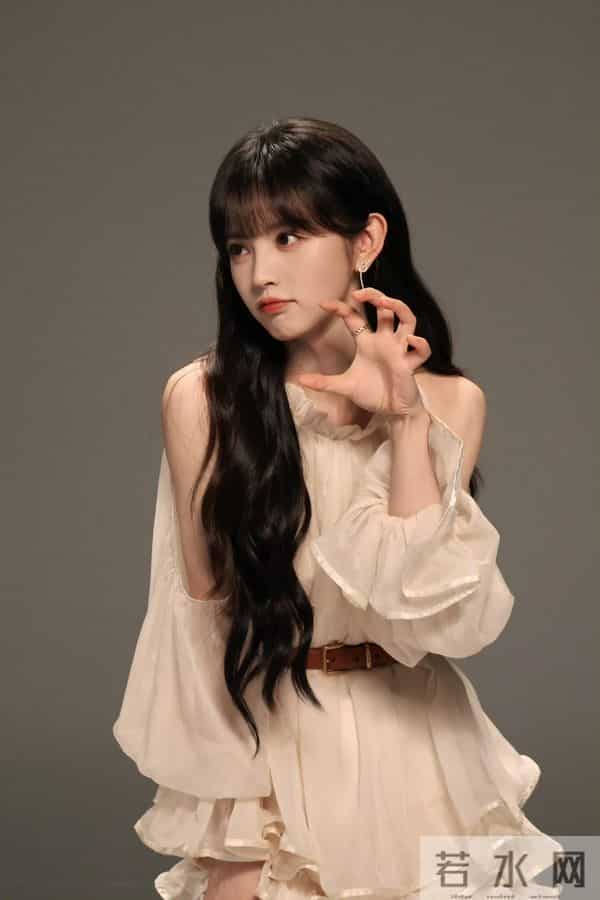 田曦薇多面魅力暴击！青绿旗袍清冷贵气，奶白纱裙甜软灵动！