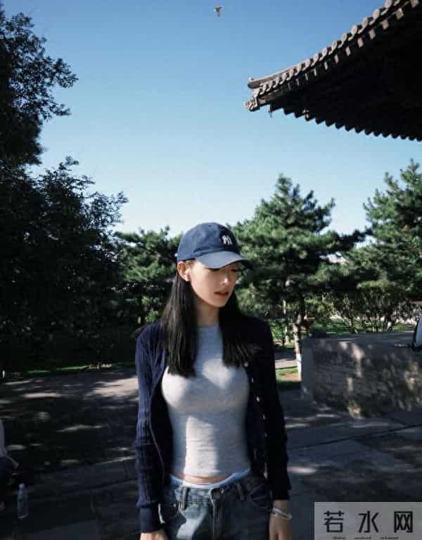 最喜欢这种“高冷”风穿搭,藏蓝色开衫+牛仔裤,给人以想象空间