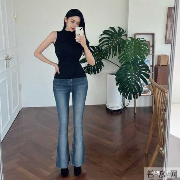 黑针织衫+深蓝喇叭裤 显瘦显高天花板