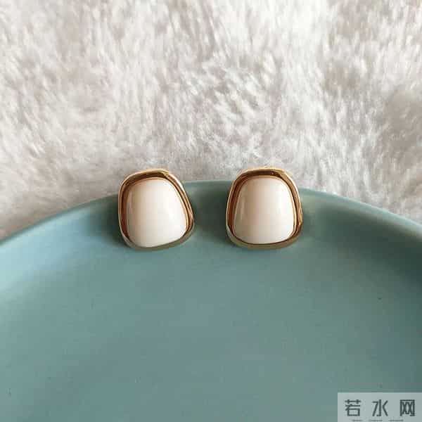 潘通色出炉！普通人怎么把流行色穿出彩？