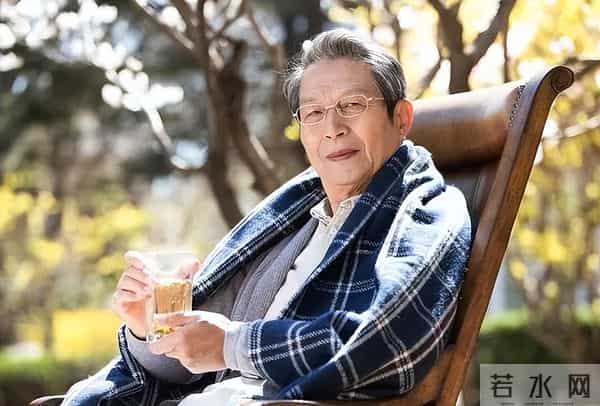 到了35岁，头发掉一半？医生：养头发的3个小妙招，简单实用