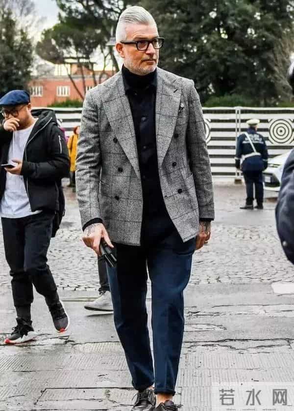 听我一句劝：中年男人最好少戴围巾、帽子，不是显老就是装嫩！