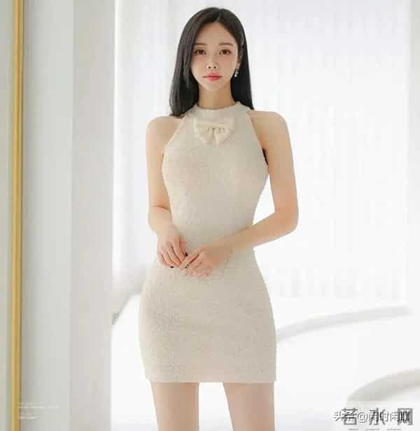 米白无袖高领针织裙，同色尖头钻饰高跟鞋。