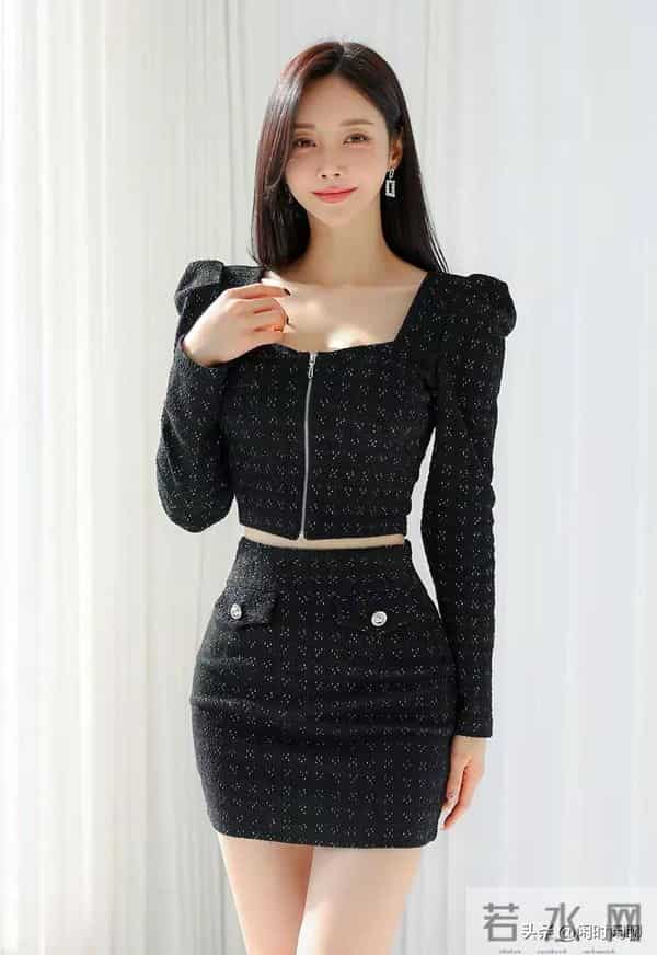 黑色细闪套裙,方领泡泡袖设计,优雅干练不失俏皮。