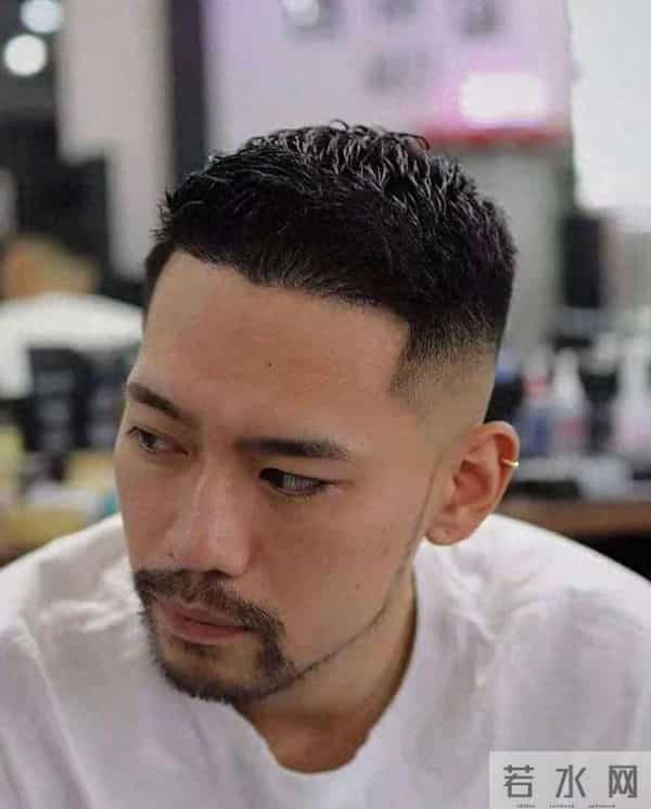 不建议40岁男人留这4种发型，自以为洋气，实际不是装嫩就是显老