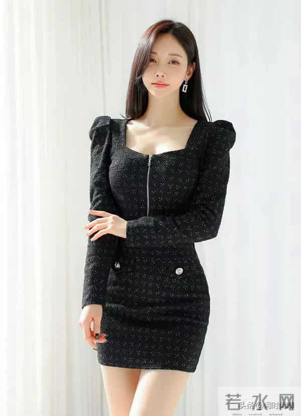 黑色细闪套裙,方领泡泡袖设计,优雅干练不失俏皮。