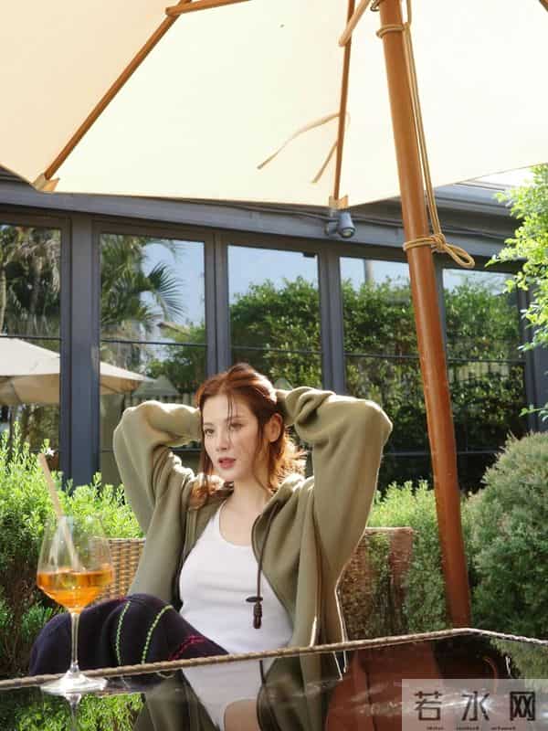 松弛感穿搭|卫衣+彩色缝线裙,慵懒又时髦