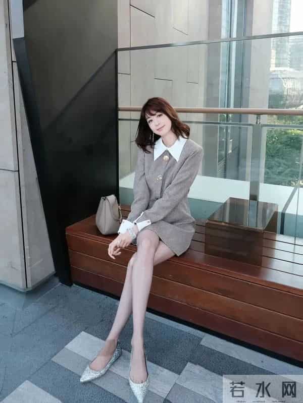 这件浅棕色粗花呢连衣裙,让办公室姐妹一周穿搭不重样!