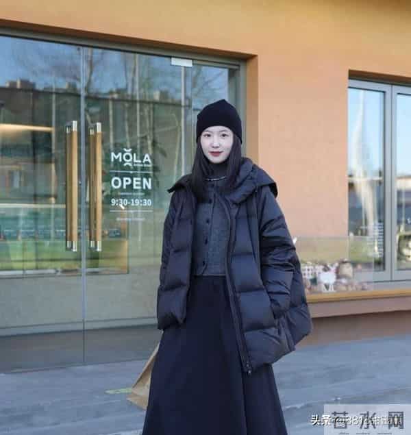 黑色羽绒服别再穿成沥青板,学学这三招,高级又显瘦