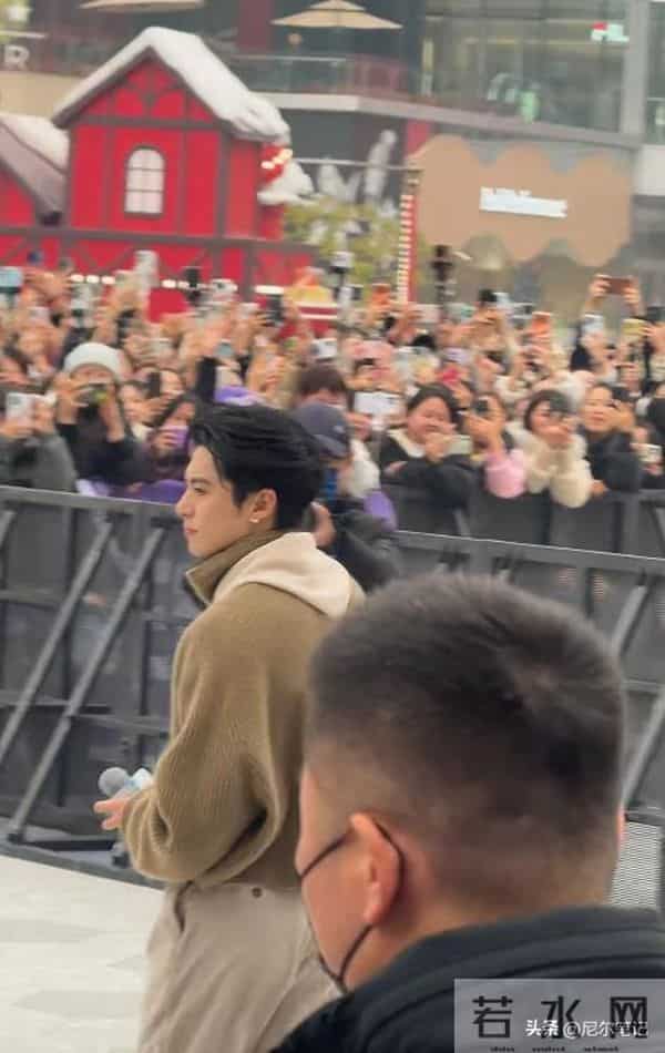 王鹤棣空降成都!穿蝴蝶袖戴领巾“姨味儿”十足,造型跟不上颜值