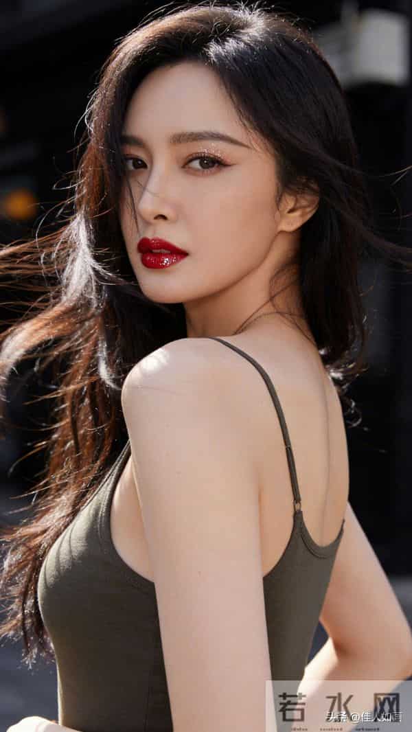 松弛随性的冷艳街拍美人