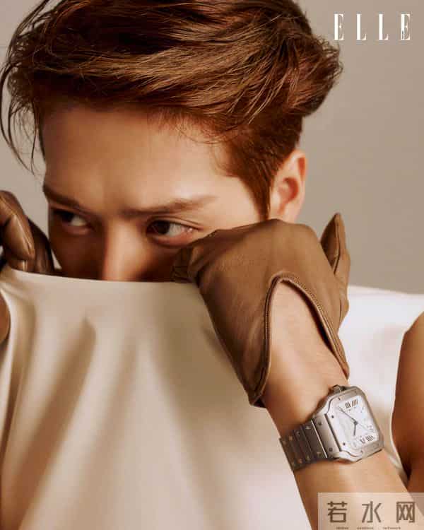 王嘉尔的胸肌让人血脉贲张 手臂肌肉更是力量感满满 荷尔蒙爆棚