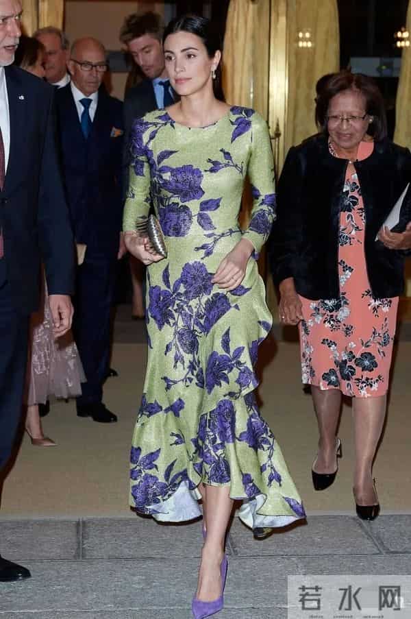 花裙子难看？深色衣服显老气不衬皮肤？