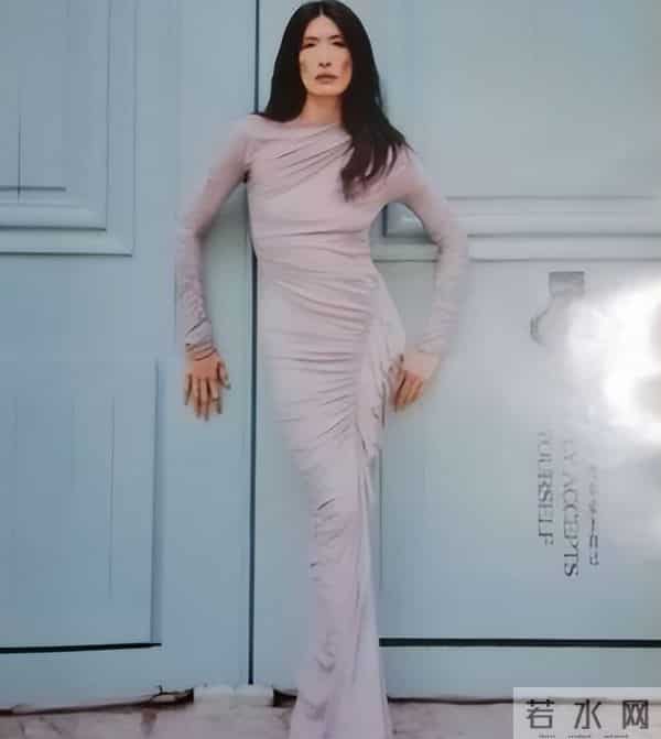 20岁嫁入纪梵希家族，49岁丧夫，52岁当模特，如今已是一线超模