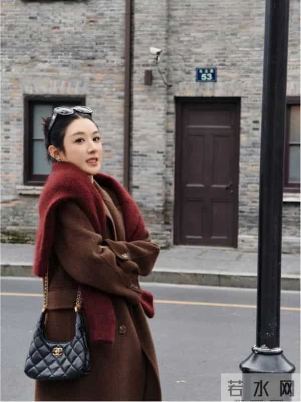 看了薇娅大衣新穿法，我悟了：搭配阔腿裤、裙子，高级感拉满