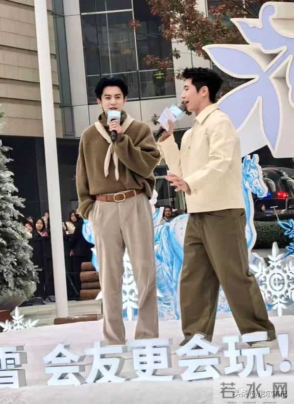 王鹤棣空降成都!穿蝴蝶袖戴领巾“姨味儿”十足,造型跟不上颜值