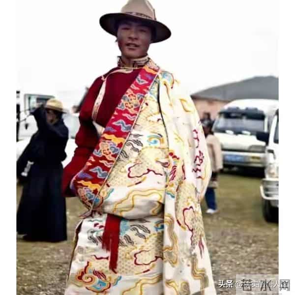 藏族人穿衣服只穿一只袖子，另一只袖子藏起来，这是为什么呢？