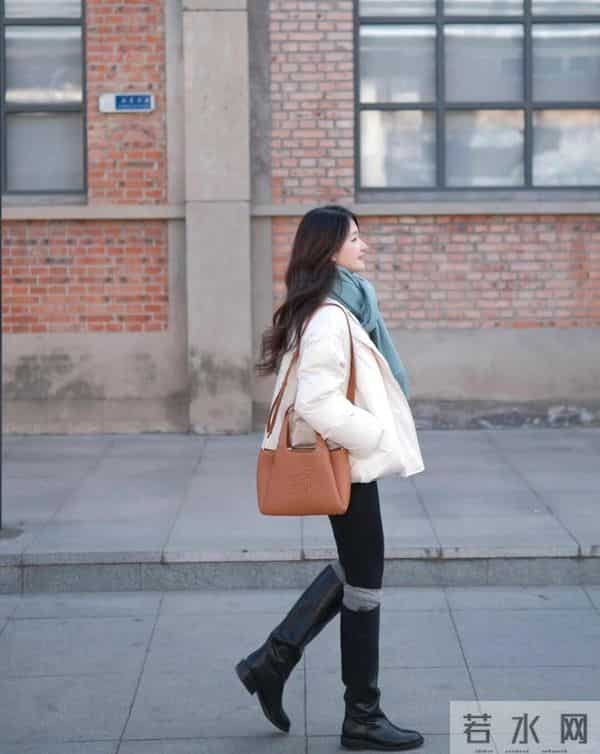 今年冬天流行一种穿搭,叫“靴中裤”,时髦保暖又减龄