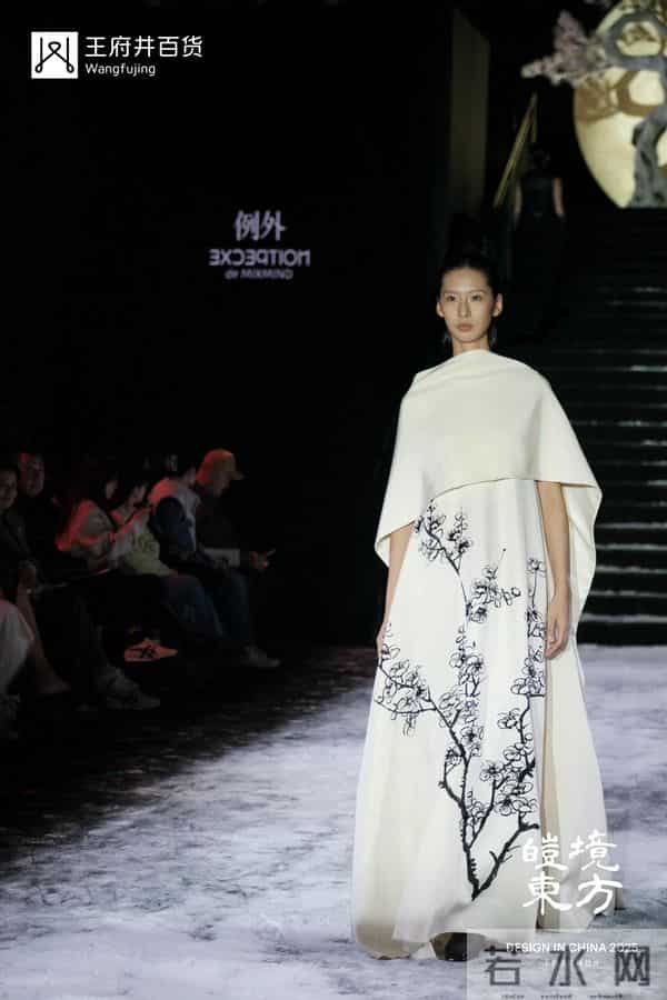 一场东风美学华丽上演!王府井成都再启设计大秀