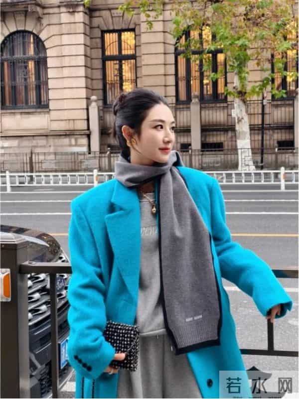 看了薇娅大衣新穿法，我悟了：搭配阔腿裤、裙子，高级感拉满