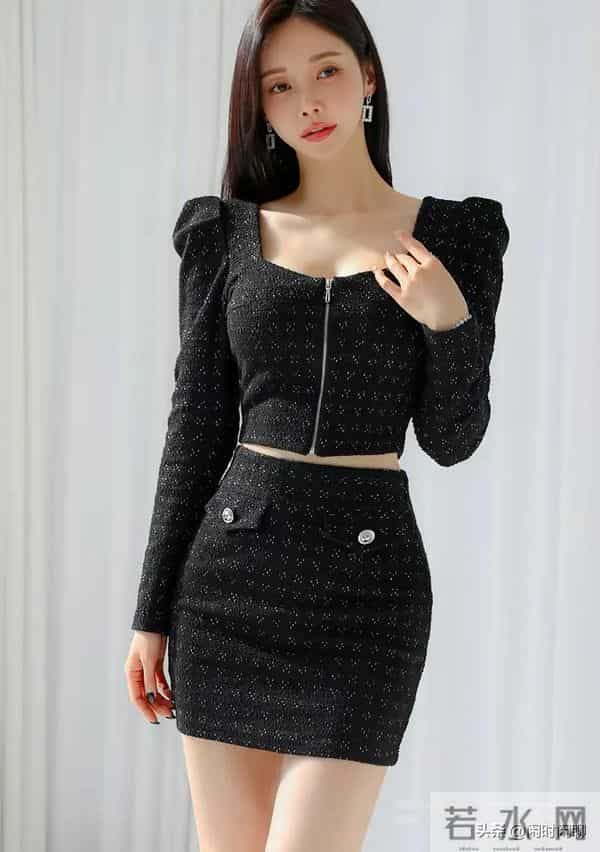 黑色细闪套裙,方领泡泡袖设计,优雅干练不失俏皮。
