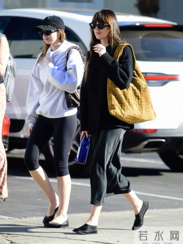 冬天内搭千万别乱选!黑色毛衣好看又好穿,错过真的很可惜