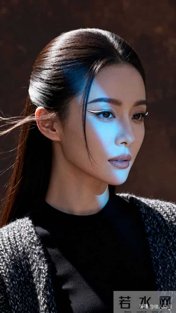 这蓝光衬得她也太绝了