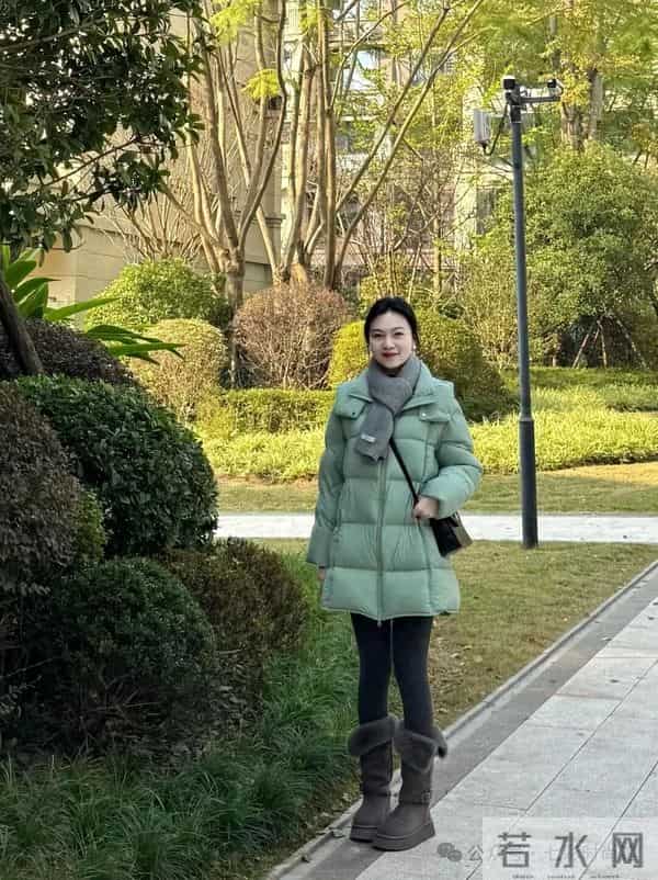 低饱和色系穿搭，清新又高级。