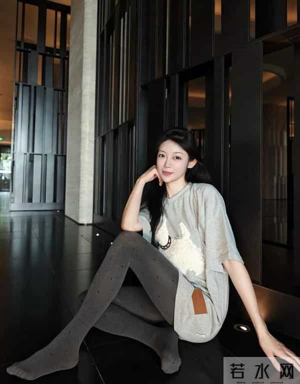 甜系混搭盐系，30岁+的成熟女人认真打扮，也能搭配出教科书效果