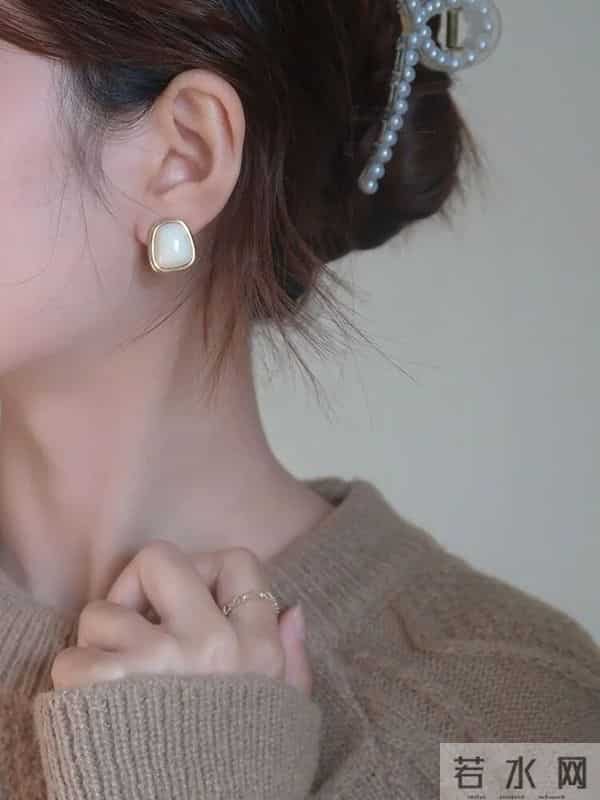 潘通色出炉！普通人怎么把流行色穿出彩？