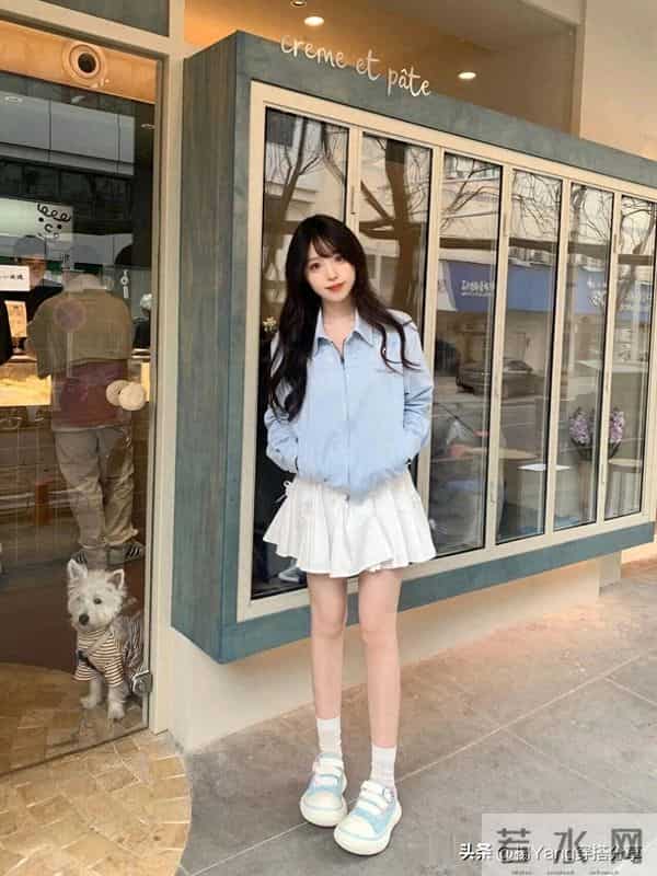 浅蓝刺绣外套搭配白色百褶裙，清爽又软萌！！