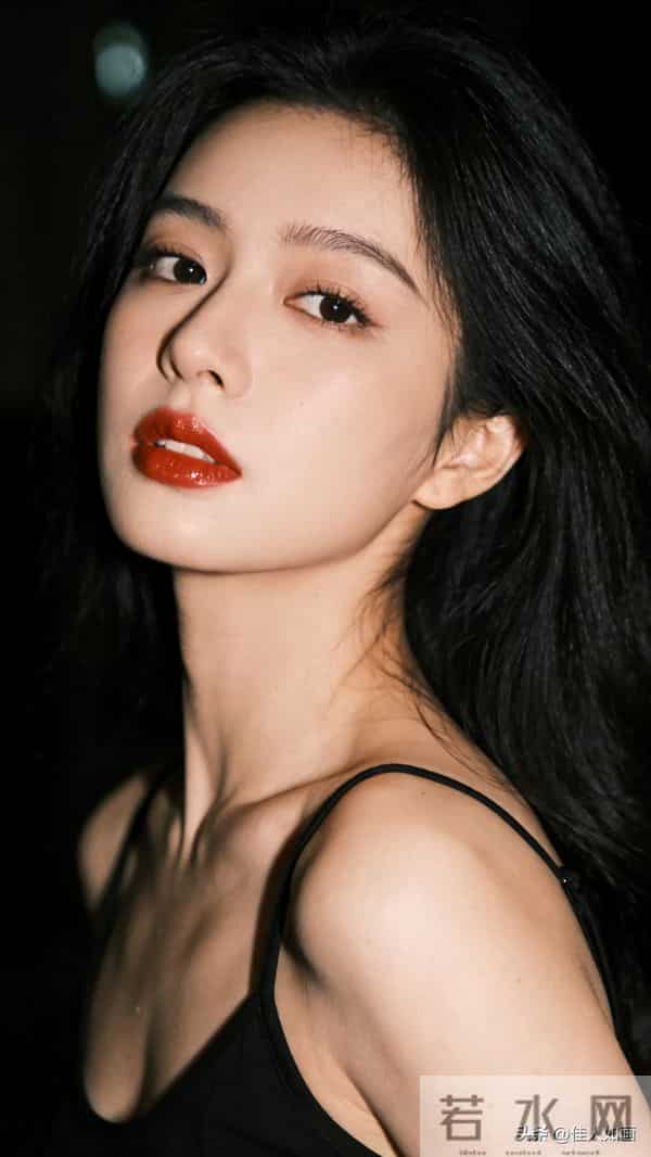 黑吊带+水润红唇,温柔妩媚拉满