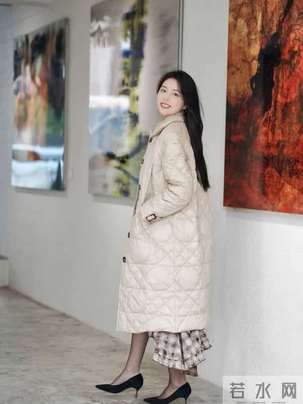 “羽绒服+裙子”才是冬天王炸穿搭，这样穿美爆了！