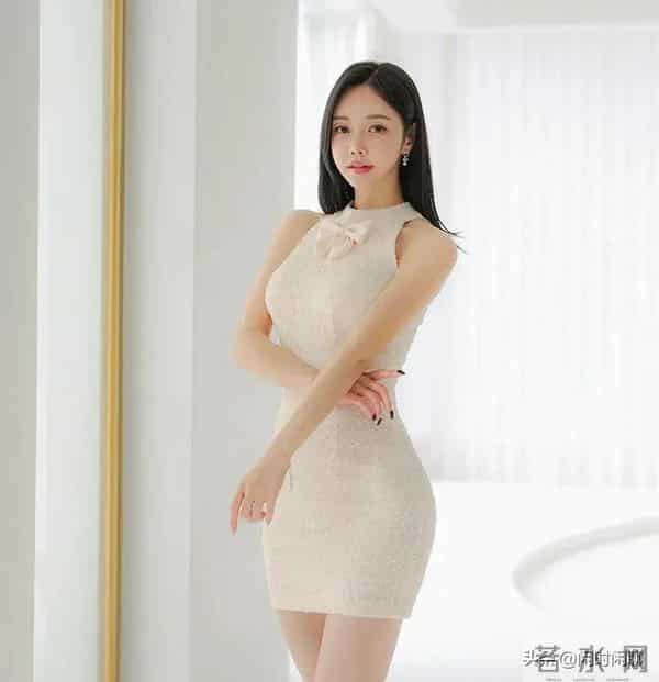 米白无袖高领针织裙，同色尖头钻饰高跟鞋。