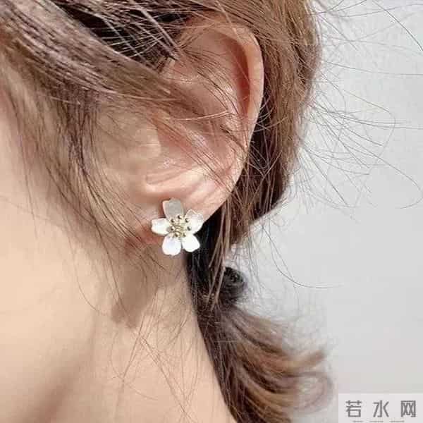 潘通色出炉！普通人怎么把流行色穿出彩？