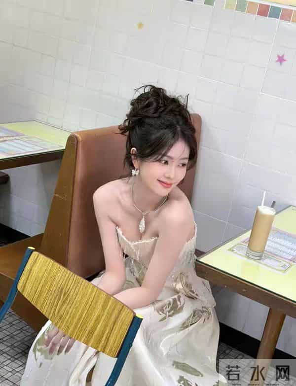 白鹿怼脸照，好清透的妆容！